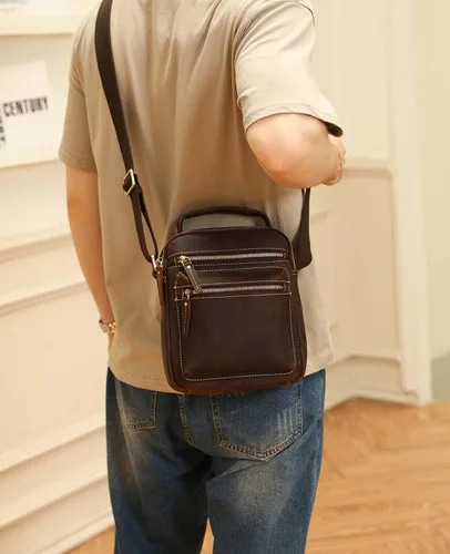 Vista 2 de Taertii Bolso bandolera de cuero pequeño para hombre, bolso cruzado para viajes, negocios, senderismo, uso diario, Marrón