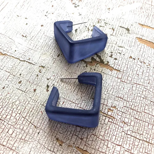Vista 5 de Pendientes de aro cuadrados geométricos de Lucite esmerilado azul mezclilla