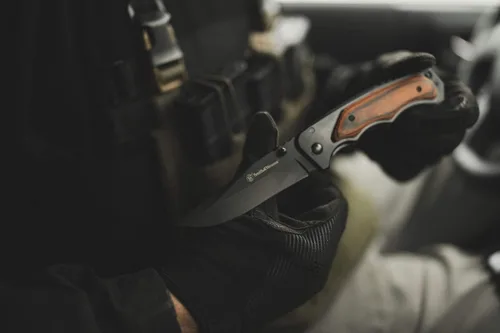 Vista 5 de Smith & Wesson 8.5in S.S. Folding Knife with 3.7in Drop Point Blade and S.S. and Real Wood Insert Handle for Outdoor