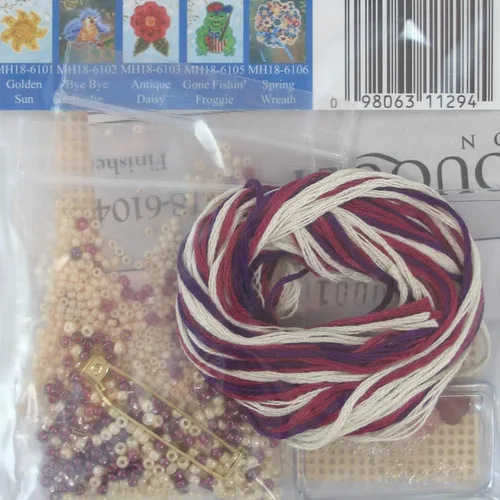 Vista 3 de Treasured - Kit de adorno de punto de cruz con cuentas de corazón Mill Hill 2006 ramo de primavera MH18-6104