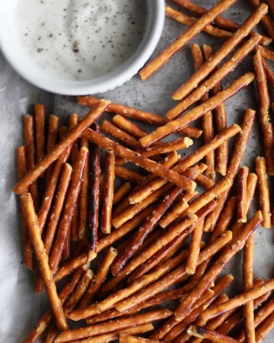 Vista 3 de Pop Daddy - Palitos de pretzels saborizados, pretzels gourmet saludables, paquete variado de 7.5 onzas, paquete de 3, ajo parmesano (2) y mostaza
