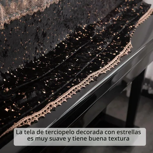Vista 4 de Funda de terciopelo de lujo para pianos verticales, color negro con estrellas doradas y ribete de encaje, parte superior acolchada