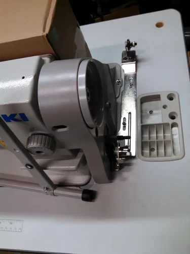 Vista 2 de Máquina de coser de puntada recta industrial Juki DDL-8700-H, mesa K.D & Servo Motor para bricolaje
