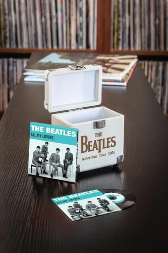 Vista 2 de Crosley CR4081A-AML The Beatles 1964 "All My Loving" Single con funda de transporte