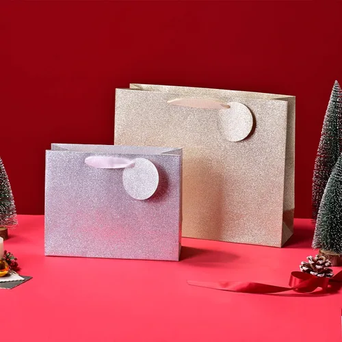 Vista 2 de PAPER FAIR 12 piezas surtidas de bolsas de regalo metálicas doradas plateadas con purpurina a granel con etiqueta, tamaño L 12.5' M 9
