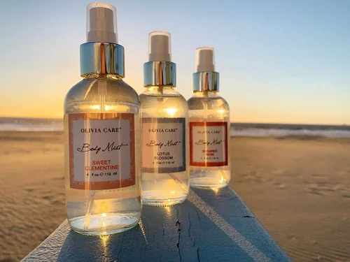 Vista 6 de Olivia Care Body Mist Trio, 3 aromas: flor de loto, rosa azucarada, clementina dulce (3 botellas en total (1 de cada aroma))