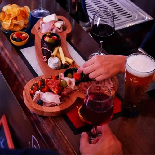 Vista 6 de Tablas de charcutería, tablero de aperitivos, tablas de embutidos únicas, tabla de quesos personalizada, divertidos cubiertos de cocina, vino