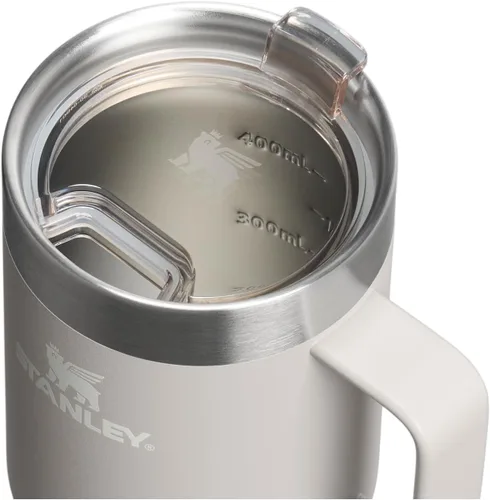 Vista 2 de STANLEY La Taza Suburbana Cotidiana 473 ml Beber a Través de la Tapa Taza para Café, Té y Bebidas Taza de Café de Acero Inoxidable Aislada