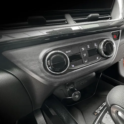 Vista 9 de YOUTOOCAR Cubierta de panel de botón de CA compatible con accesorios Chevrolet Trax 2024-2026 (patrón de fibra de carbono)