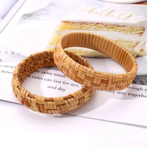 Vista 2 de 2 pulseras de ratán para mujer, hechas a mano, ligeras, trenzadas, de mimbre y pajilla, pulseras tejidas de ratán bohemio grueso para niñas, joyería