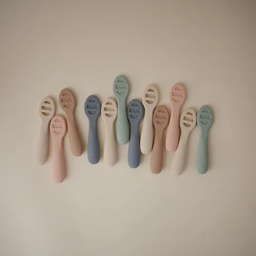 Vista 7 de mushie Cucharas de silicona para bebés de primera alimentación Paquete de 2 (rubor/arena cambiante)