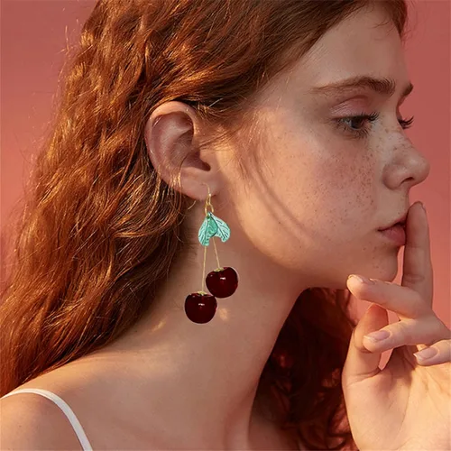 Vista 3 de Aretes colgantes de cereza para mujer, bonitos y realistas, ligeros, con frutas, hechos a mano, cereza roja con borla de hoja, aretes colgantes 3D