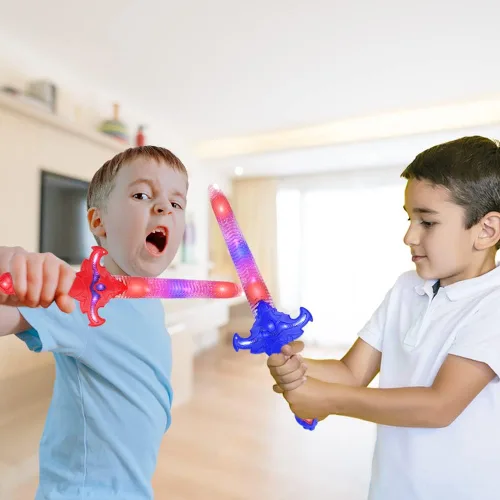 Vista 5 de ArtCreativity Espadas de juguete iluminadas con sonidos, juego de juguetes LED con fundas extraíbles, espadas de plástico, accesorios de disfraz