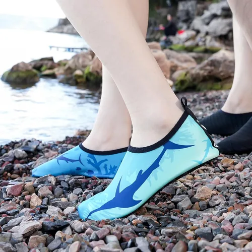 Vista 2 de JOTO Zapatos de agua para mujeres y hombres, calcetines acuáticos transpirables de secado rápido, suela de goma antideslizante flexible, ligeros