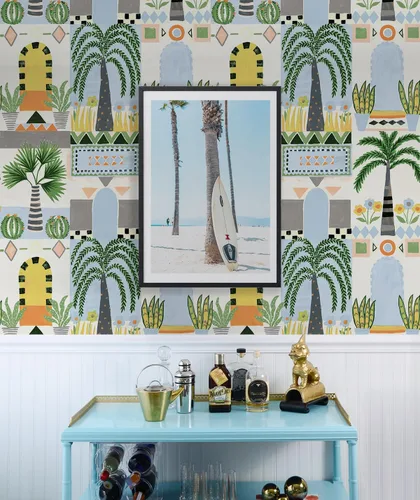 Vista 7 de NextWall Papel tapiz de fachada tropical para despegar y pegar (azul cielo y blanco roto)