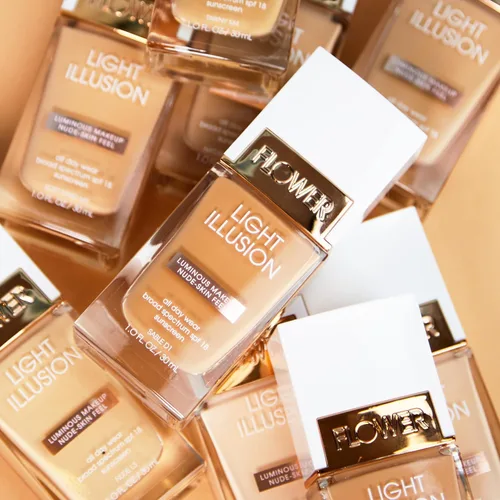 Vista 4 de FLOWER BEAUTY By Drew Barrymore Light Illusion - Base SPF - Mezclable + construible - Acabado natural - Fórmula ligera (moca)