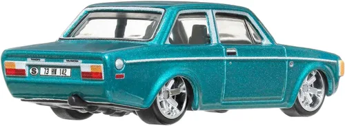 Vista 4 de Hot Wheels Vehículos de leyendas del circuito cultural del coche para niños de 3 años en adelante, 74 Volvo 142 GL, colección premium de vehículos a