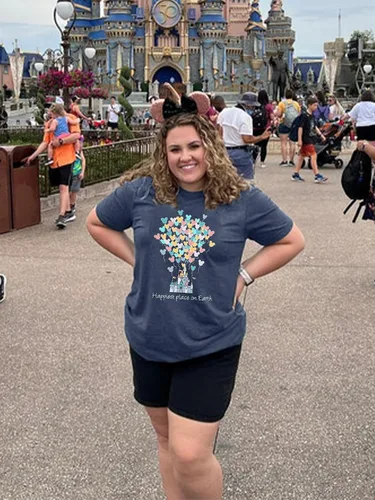 Vista 7 de Camisas mágicas para mujer, camisa Magic Kingdom, camiseta de manga corta con el lugar más feliz de la tierra, camiseta de vacaciones familiares