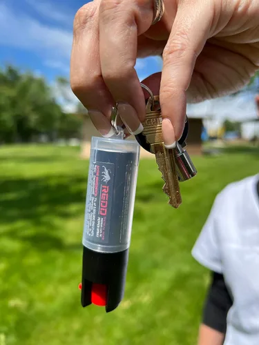 Vista 2 de REDD Tactical Nuke Pepper Spray (3,000,000 SHU) Máxima resistencia Carcasa dura, clip para cinturón, llavero de liberación rápida y tinte