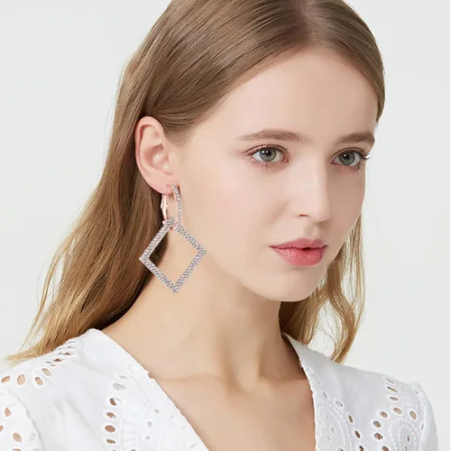 Vista 8 de KISZU Aretes de aro dorados plateados para mujer, delicados aretes colgantes cuadrados de diamantes de imitación de cristal para niñas, juego