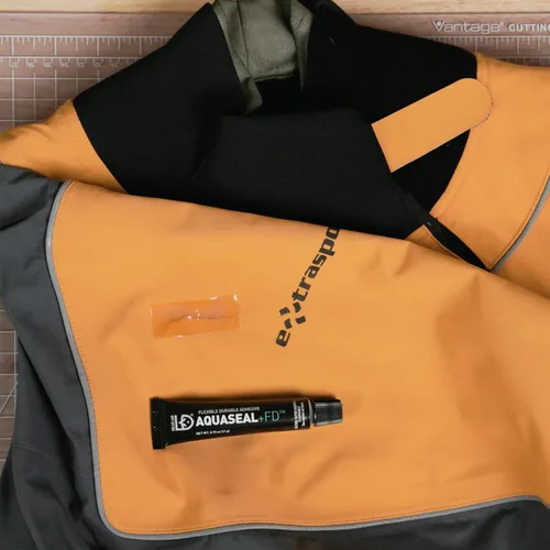 Vista 8 de GEAR AID Aquaseal FD - Adhesivo de reparación flexible y duradero para fijar desgarros y agujeros en vadeadores, trajes de neopreno, inflables