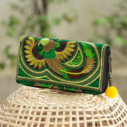 Vista 2 de changnoi Cartera de mujer hecha a mano con tela bordada tailandesa Hmong, Verde pájaro., Cartera con cremallera