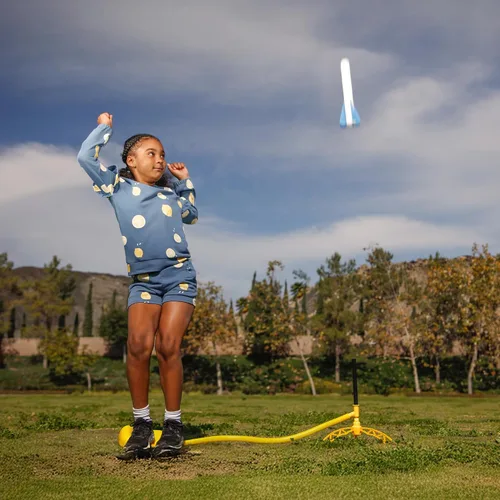 Vista 7 de Stomp Rocket Jr Lanzacohetes de luz para niños - 4 cohetes que brillan en la oscuridad - Juguete divertido para exteriores, regalo para niños