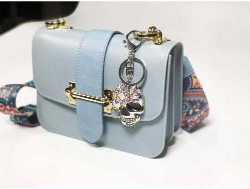 Vista 4 de YGMONER Llavero de cabeza de calavera de cristal, llavero brillante para automóvil y accesorio de bolsa con bolsa de regalo (calavera)