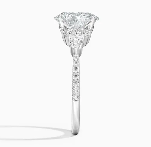Vista 2 de Anillo de compromiso de diamante de cuatro puntas de corte ovalado blanco de 1.06 quilates con certificación IGI con marquesa lateral y diamantes