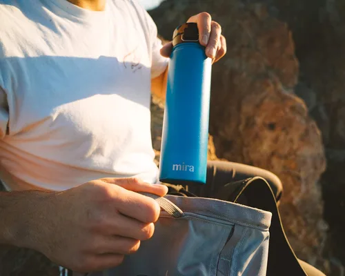Vista 8 de MIRA - Botella de agua de acero inoxidable con tapa y popote sin BPA; cuenta con aislamiento al vacío que mantiene el frío durante 24 horas