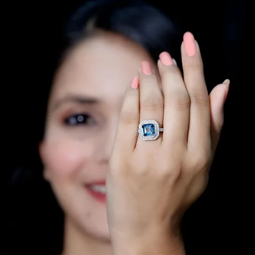 Vista 3 de Anillo de compromiso natural de corte Asscher con topacio azul Londres con moissanita, calidad AAA, anillo de compromiso de doble halo certificado