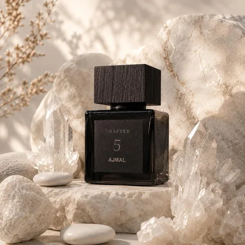 Vista 7 de Ajmal Capítulo 5 Eau de Parfum, fragancia de ámbar amaderado y vainilla