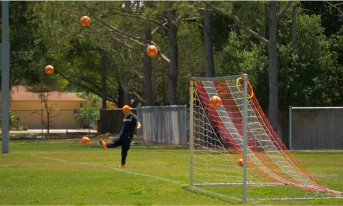 Vista 5 de Otto Simon Swerve KickerBall 736-0330 - Balón de fútbol original para curvas extremas, costuras reforzadas, bola de truco con giro, para niños