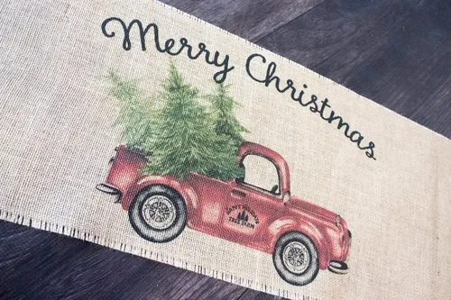 Vista 2 de Camino de mesa vintage de arpillera con diseño de camión rojo feliz Navidad