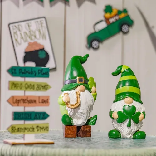 Vista 6 de Newman House Studio Decoraciones del día de San Patricio, decoración de gnomo, 2 figuras de gnomo de resina con herradura de trébol verde