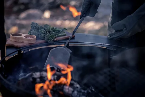 Vista 8 de Barebones Cowboy Grill - Pala de carbón de acero inoxidable duradera con mango de nogal para hoguera