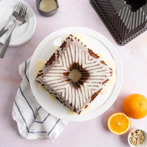 Vista 2 de Nordic Ware Bundt Sartén cuadrada, capacidad de 10 tazas, grafito