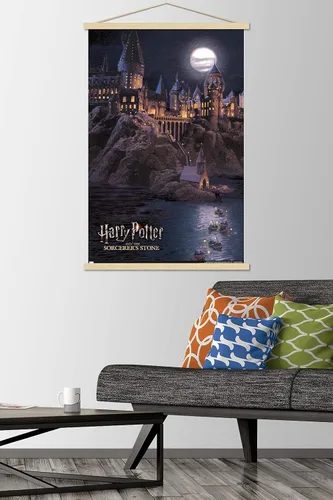 Vista 2 de Trends International Harry Potter y la piedra del hechicero - Póster de pared de Hogwarts por la noche, 22.37 x 34.00 pulgadas, impresión premium