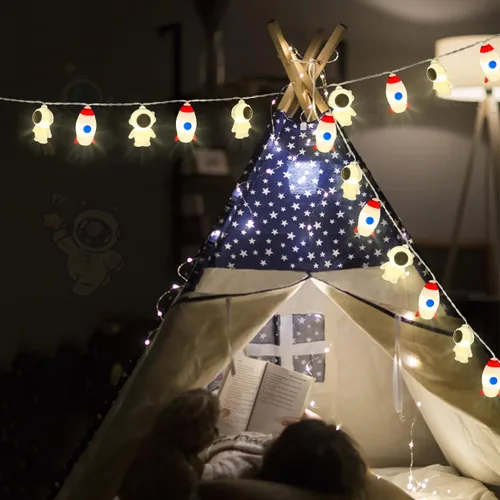 Vista 4 de AceList Guirnalda de 20 luces LED espaciales, decoración mágica de cohetes y astronautas USB y funciona con pilas para habitaciones de Astronauta