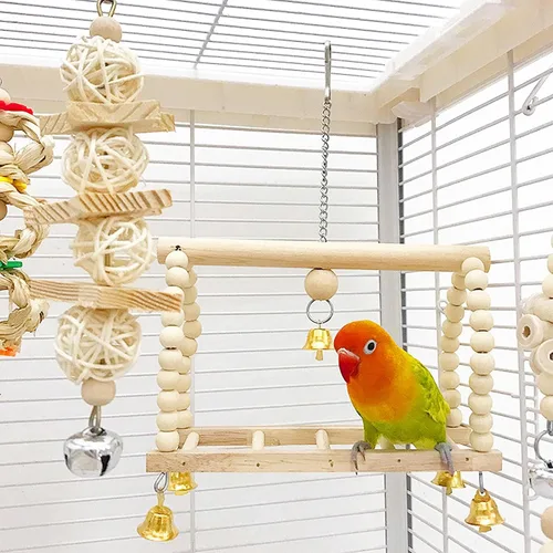Vista 7 de Juego de juguetes de loros para pájaros, 8 unidades, madera natural, hamaca de perca con campana, accesorios de jaula para pájaros para periquitos