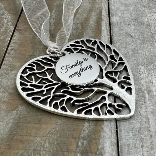 Vista 4 de Adorno familiar, adorno de corazón de árbol de la vida, Family is Everything, familia, adorno de Navidad para mamá, decoración del hogar, adorno