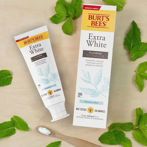 Vista 5 de Pasta de dientes Burt's Bees Extra White, pasta de dientes con flúor, sabor natural, menta de montaña, 4.7 oz, paquete de 3