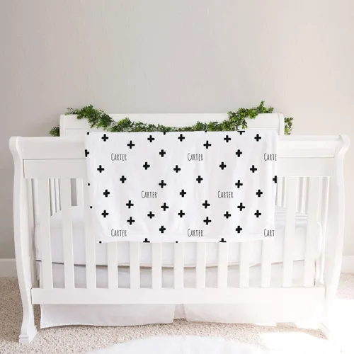 Vista 2 de Manta de bebé personalizada moderna con estampado de cruz en blanco y negro, Blanco