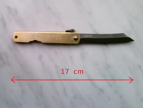 Vista 4 de Higo no Kami 10 navaja de bolsillo de Nagao Seisakusho, acabado en latón