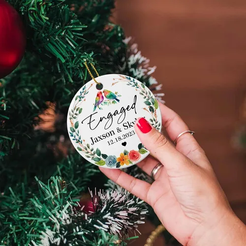 Vista 5 de Adorno de cerámica personalizado para parejas comprometidas, pájaros de Navidad 2025, adorno de cerámica de pájaros de compromiso, regalos