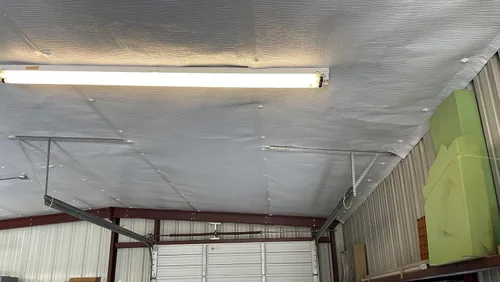 Vista 2 de Cinta de sellado de barrera de vapor blanca de 6 pulgadas de ancho x 180 pies de largo - 1 rollo impermeable e ideal para espacios de acceso