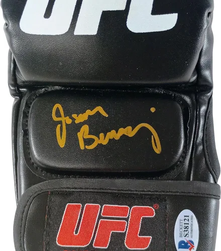 Vista 2 de Joe Benavidez Guante de MMA autografiado Beckett Autenticado UFC Autenticado Ultimate Fighting Championship Guantes firmados y recuerdos deportivos