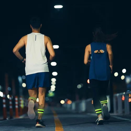Vista 6 de PEUTIER Equipo de correr reflectante, correa reflectante para el hombro con banda de brazo para correr, bandas reflectoras nocturnas de alta