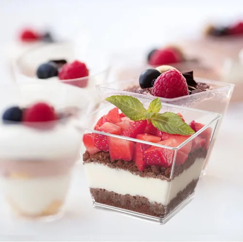 Vista 4 de Vasos de postre de plástico de 3.8 onzas con cucharas, paquete de 50 unidades, mini tazas de postre cuadradas transparentes para aperitivos, tazas