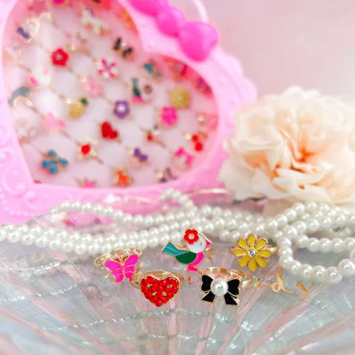 Vista 2 de Elesa Miracle 36 anillos de joyería ajustables para niños y niñas pequeñas en caja, anillos de juego de simulación y disfraces con vitrina